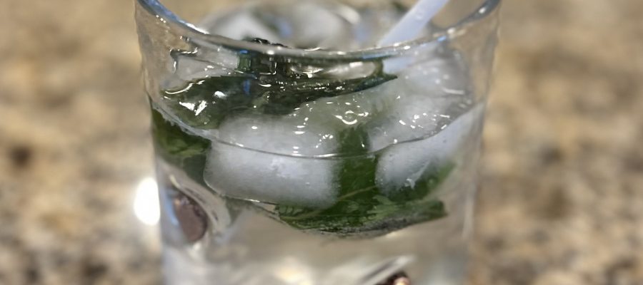 Fresh Mint & Lime Sparkler: A Refreshing Summer Drink Without Added Sugar
